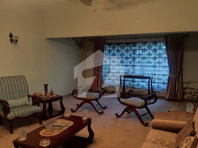 Prime located house in f 6/1 size 444 sq yards for sale