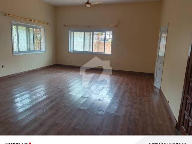 Prime location 60 road lower premises for silent commercial use