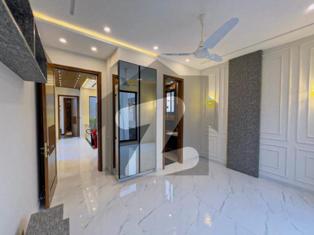 Prime location 8 marla luxury house for sale dha 9 town