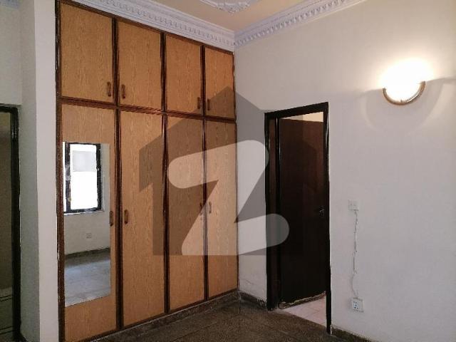 Prime Location 10 Marla Flat For Rent In The Perfect Location Of Askari 5