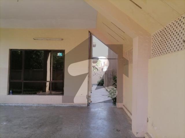 Prime Location 10 Marla Flat In Askari 5 For rent Askari 5