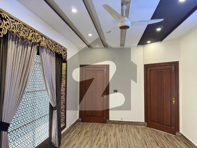 Prime Location 10 Marla House For sale Available In Canal View Housing Scheme