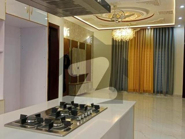Prime Location 10 Marla House For sale In Muhafiz Town