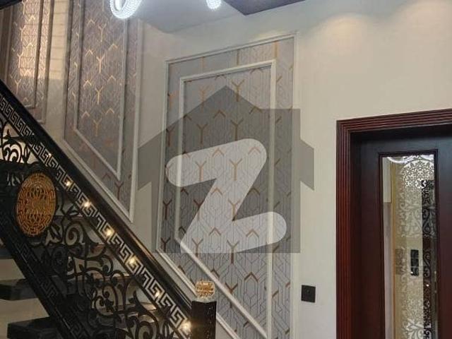 Prime Location 10 Marla House For sale In Muhafiz Town