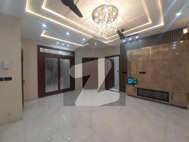 Prime Location 10 Marla House In Central Park Block G