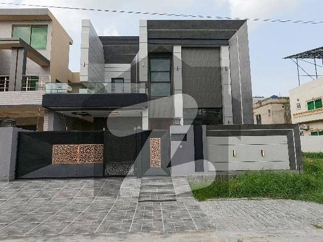 Prime Location 10 Marla House Situated In Central Park Block A For sale