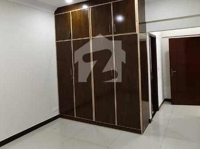 Prime Location 1700 Square Feet Flat Situated In Bukhari Commercial Area For Sale