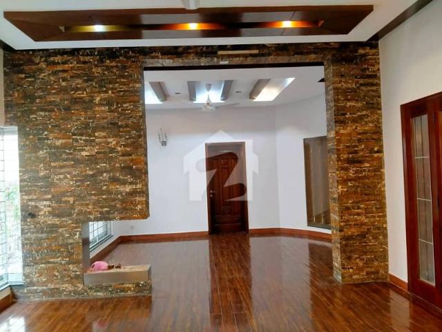 Prime Location 1 Kanal Family Residence For Rent In DHA Phase 3 Lahore AC Installed, Servant Quarter & Exceptional Living Spaces