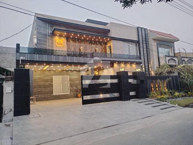 Prime Location: 1 Kanal Park Facing Villa For Sale Location: Nasheman E Iqbal Phase 2 Adjacent To Valencia & Wapda Town, Lahore. Demand: 6 Crore 50 Lac. Negotiable
