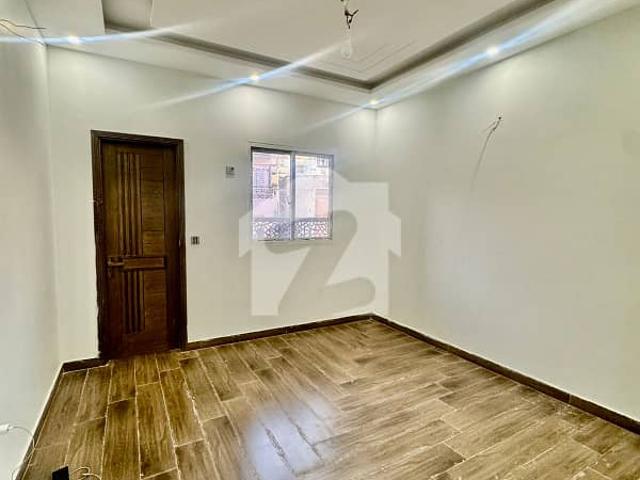 Prime Location 200 Sqyd Top notch, Upper Portion Available for sale, in Gulshan e Iqbal Block 13/D2