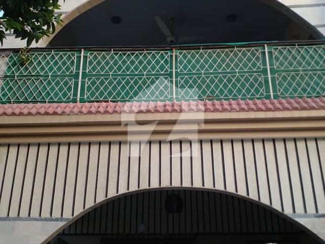 Prime Location Well Maintained 425 Sq Yards Bungalow Available in Gulshan e Iqbal Block 1 Commerical Built