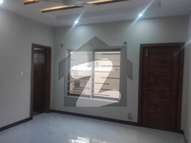 Prime Location Aslam Shaheed Road Upper Portion Sized 10 Marla Is Available