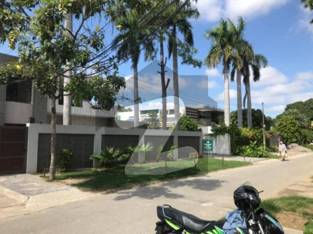 Prime Location Bungalow For Companies Institutes