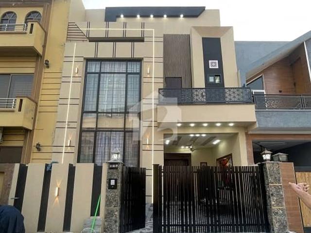Prime Location Citi Housing Society 5 Marla House Up For sale