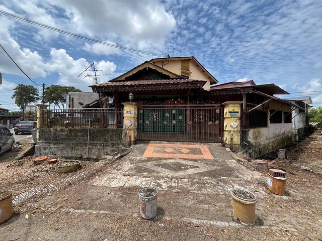 Prime Location Corner Lot Double Storey Taman Johor Jaya Full Loan