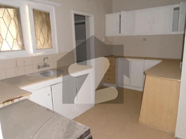 Prime location close to 7th avnue CDA transfer siongle owner please contact serious party F 6