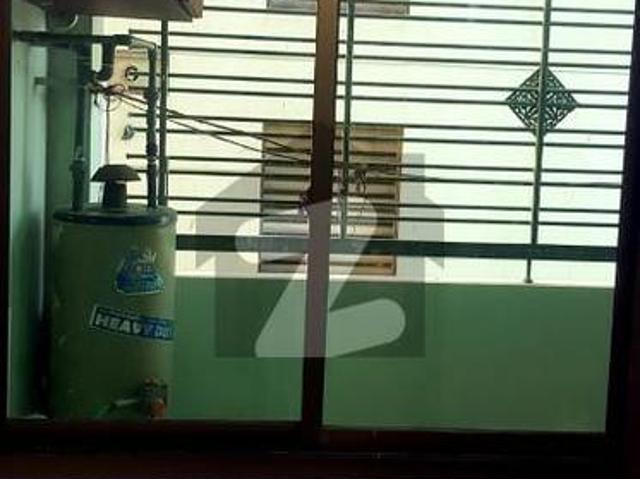Prime Location Flat For Grabs In 1000 Square Feet Shaheed Millat Road