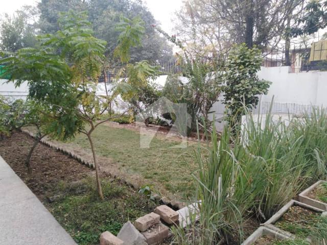 Prime Location House 500sqyds In F 8/3 CDA Transfer Single Owner Only Serious Buyer