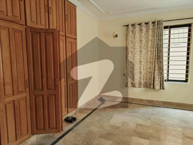 Prime Location House Triple Storey 500 Sq Yd CDA Transfer Single Owner F 8/3