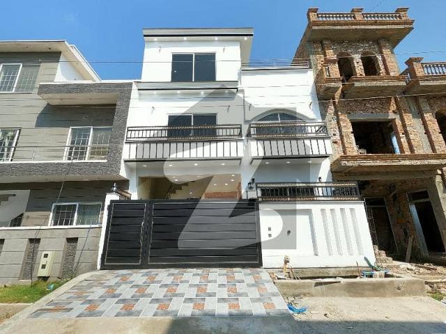 Prime Location House For sale In Beautiful I 11/2