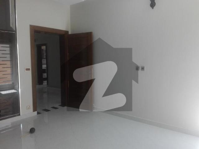 Prime Location House Of 5 Marla Available For rent In New Lalazar