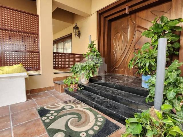 Prime Location House Of 1000 Square Yards In DHA Phase 8 For Rent