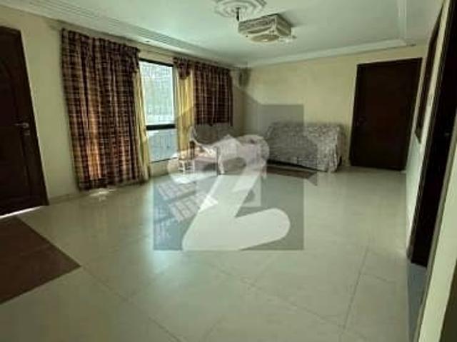 Prime Location House Of 1000 Square Yards Is Available For rent In Shahra e Faisal