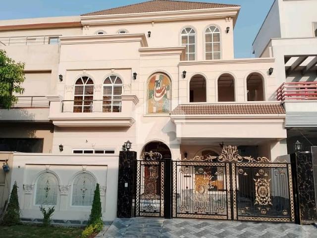Prime Location House Of 10 Marla For sale In Canal View Housing Scheme