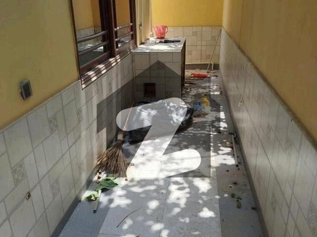 Prime Location House Of 200 Square Yards Available In Shahra e Faisal