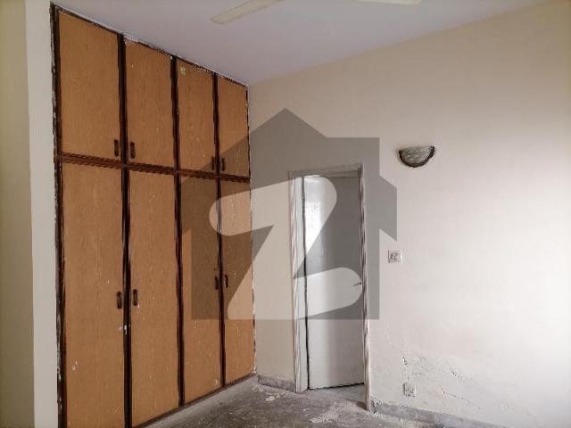 Prime Location In Askari 5 Of Lahore, A 10 Marla Flat Is Available Askari 5