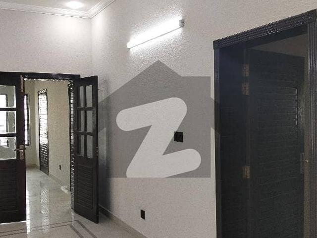 Prime location lush condition kanal house available for rent
