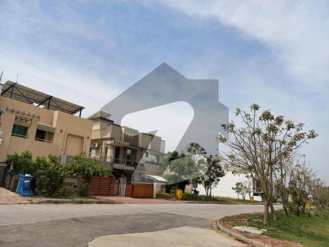 Prime location near park 10 marla plot for sale