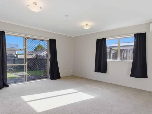 PRIME Papamoa Beach location walking distance to Tahatai Primary School!