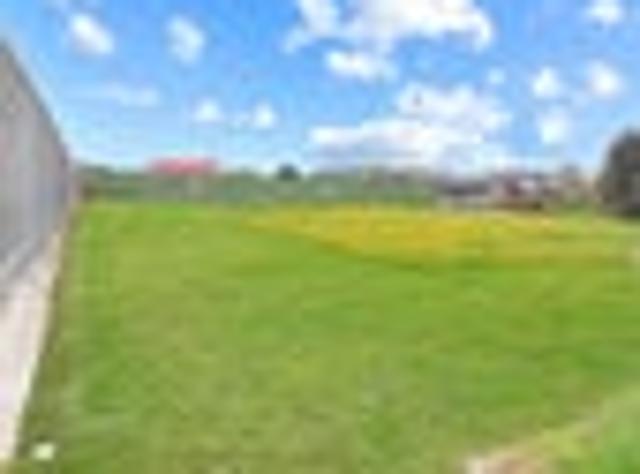 Prime section, great location, no covenants!