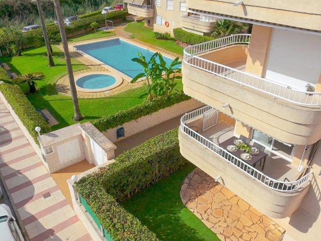 Primer piso a 100 m de la playa con espectacular terraza privada y acceso independiente