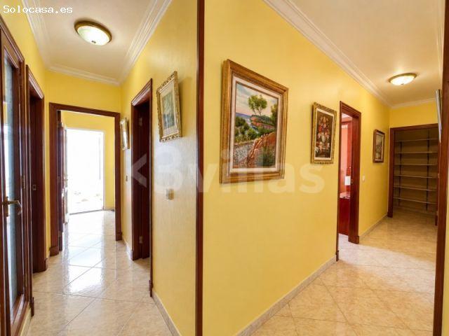 Primer piso con terraza y patio privado en Alaior