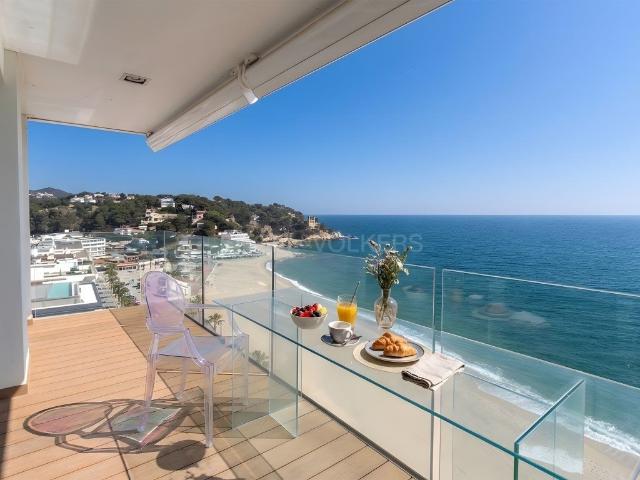 Primera línea con vistas panorámicas al mar y la montaña 82m² Lloret de Mar