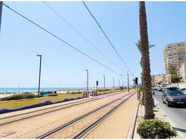¡PRIMERA LÍNEA DE PLAYA MUCHAVISTA! LUMINOSO APARTAMENTO CON TERRAZA, PARKING Y WIFI