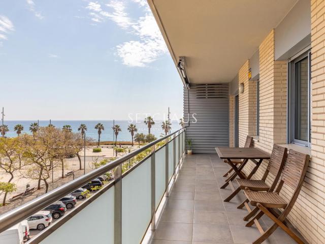 Primera línea de playa en Badalona: 3 habitaciones, terraza. 113m² Badalona