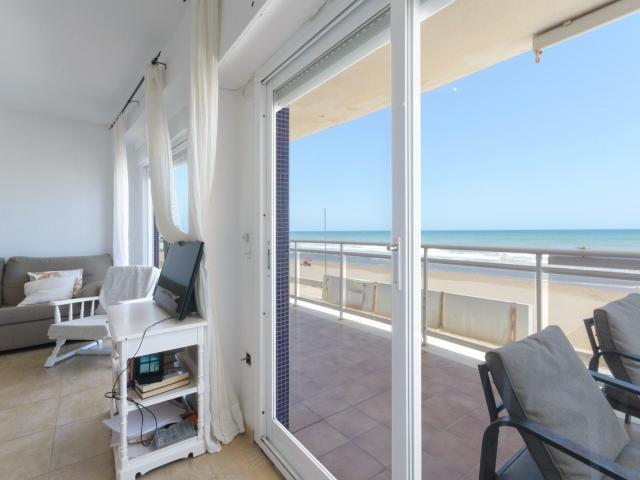 Primera Línea de Playa en Bellreguard: Terraza Panorámica y Vistas al Mediterráneo