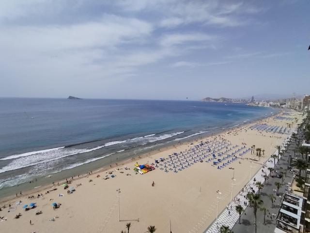 Bajada de precio, Ocasión. Primera línea de playa Levante Benidorm. 2 dorm. esquina. parking com. www.inmobiliarialesdunes.com
