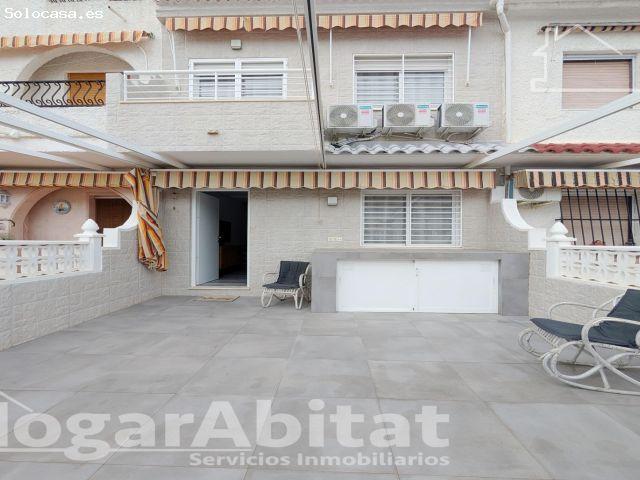 ¡PRIMERA LÍNEA DE PLAYA! PRECIOSA CASA REFORMADA EN RESIDENCIAL CON TERRAZA Y PARKING