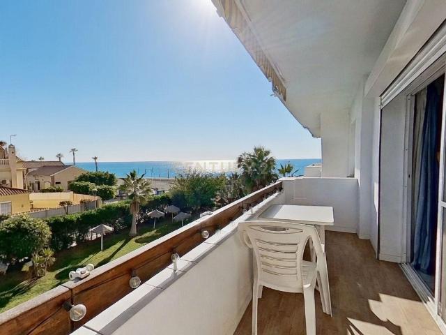 PRIMERA LÍNEA DE PLAYA · TERRAZA CON VISTAS ABIERTAS AL MAR