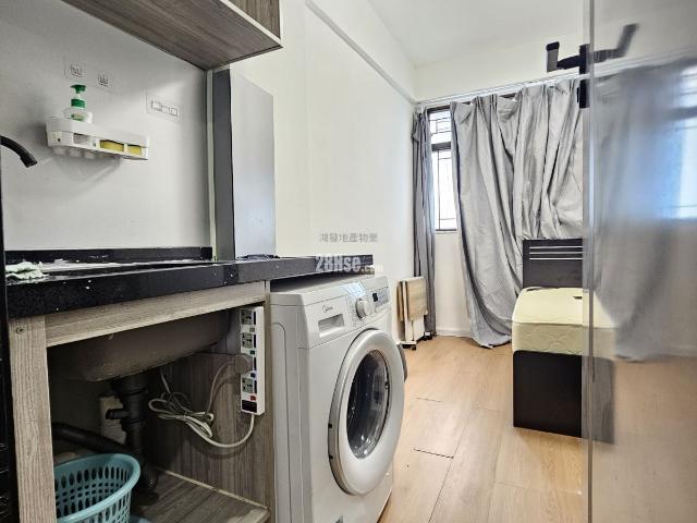 Prince Edward Apartment [Agency Ads] Room 1, Low Floor A Spacious Low Rise Apartment, Three Minutes From The Subway Station, With Some Furniture And Applia Hints