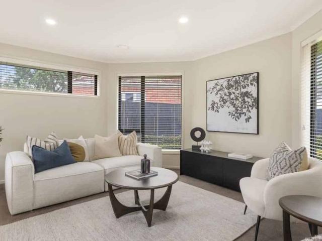 Pristine, Private & Sun Drenched Family Home i.