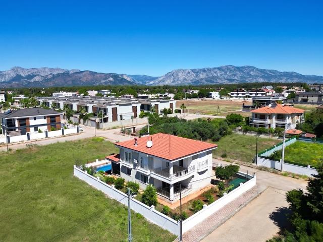 Przestronna willa z basenem i 4 sypialniami w Antalya
