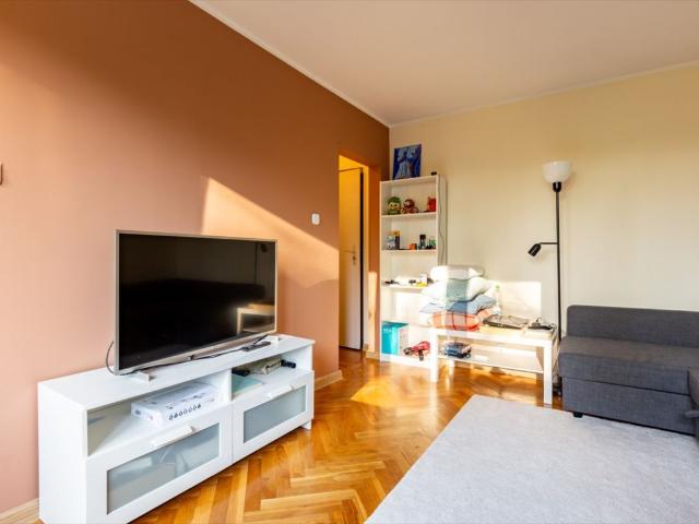 Przestronna kawalerka 26 m² z dużymi oknami i funkcjonalnym układem