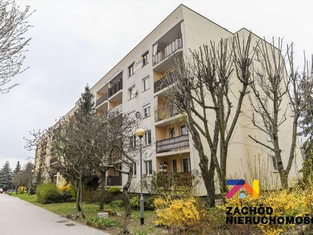 Do sprzedania przestronna kawalerka 42 m² z dużymi oknami na Zastalowskim