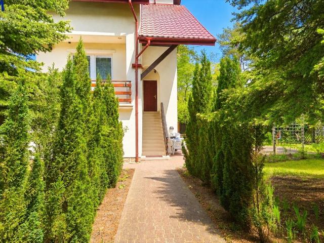 Przestronna rezydencja 300 m2 z pięknym ogrodem w Milanówku