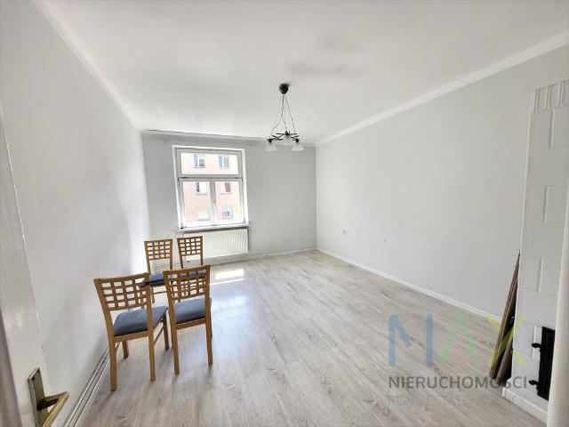 Przestronne 42 m² z balkonem, odświeżone, blisko centrum